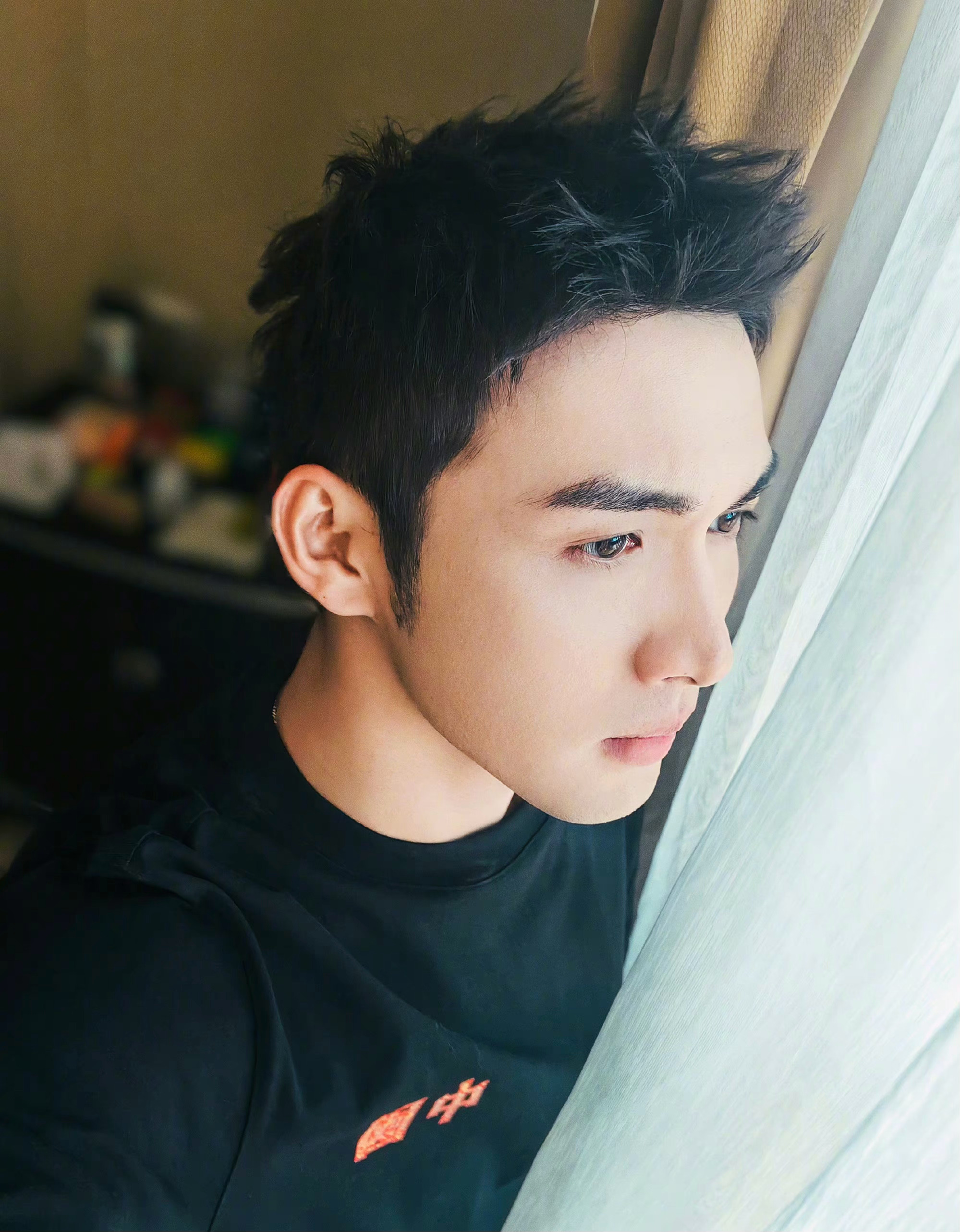 张彬彬解锁新发型!时尚个性颜值优越,侧颜杀来袭