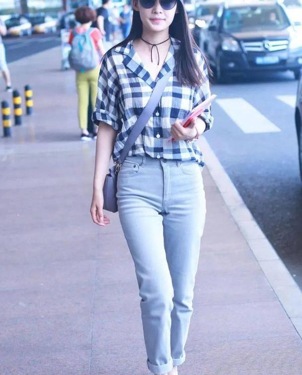 马丽又时髦了穿格纹外套内搭连帽卫衣时尚减龄这才叫机场秀