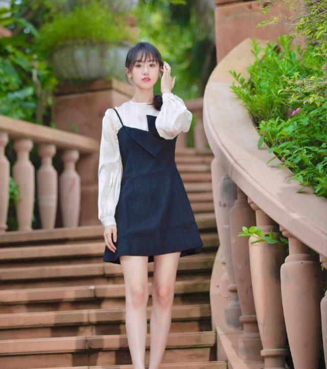 宝藏女孩袁冰妍,穿白色"初恋裙"嫩回18岁,太清新减龄了