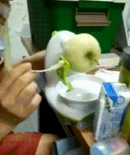 开心笑话：妹子这样吃苹果我还是第一次见，真是怨我见识少啊休闲区蓝鸢梦想 - Www.slyday.coM
