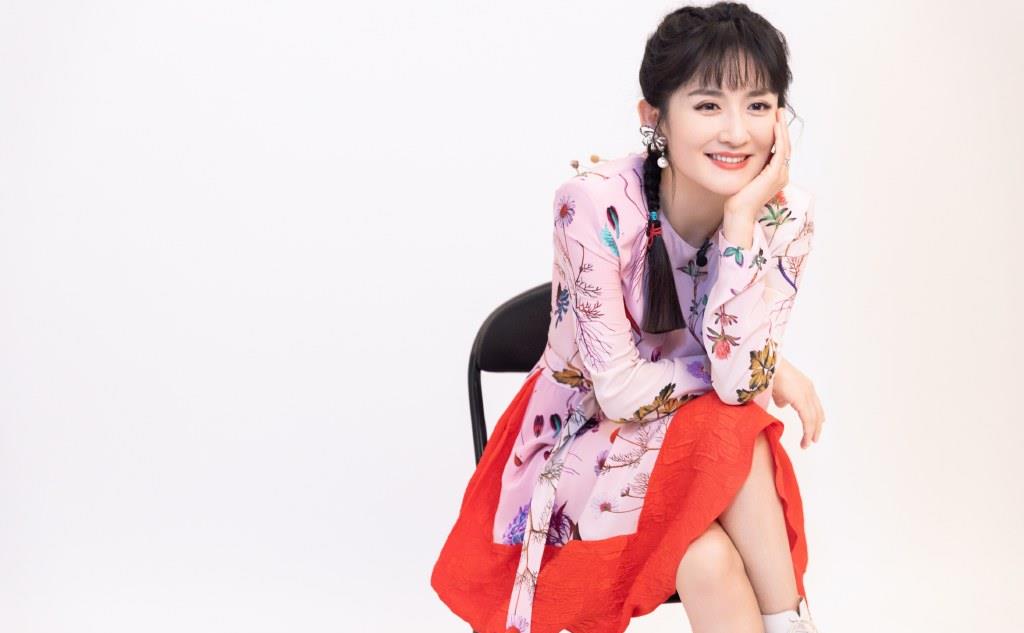 谢娜一身绿色连衣裙就算了,首饰还全是"绿乌龟",网友都服气了