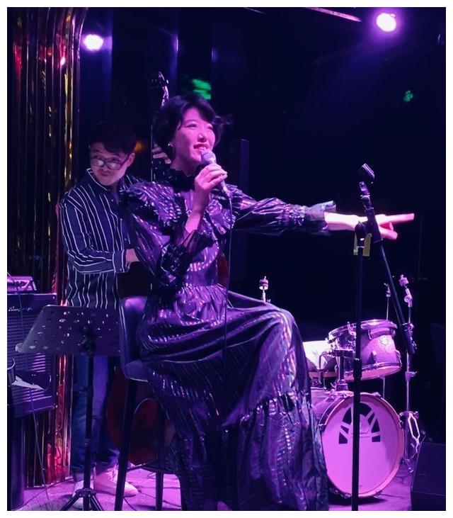 李亚鹏女友susie深夜演出烫卷发,紫色灯光下尽显优雅知性
