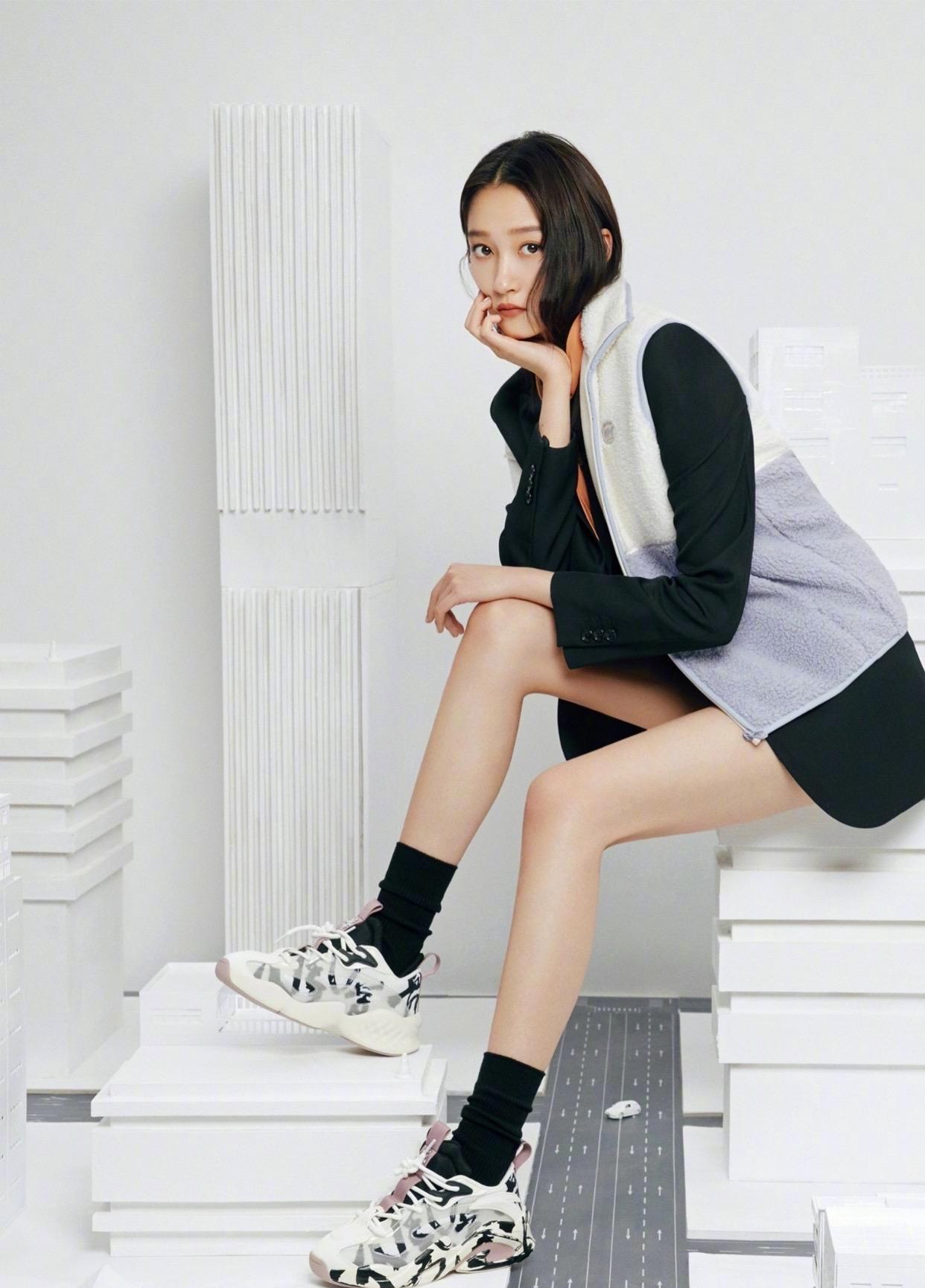 关晓彤穿白丝袜不简单!