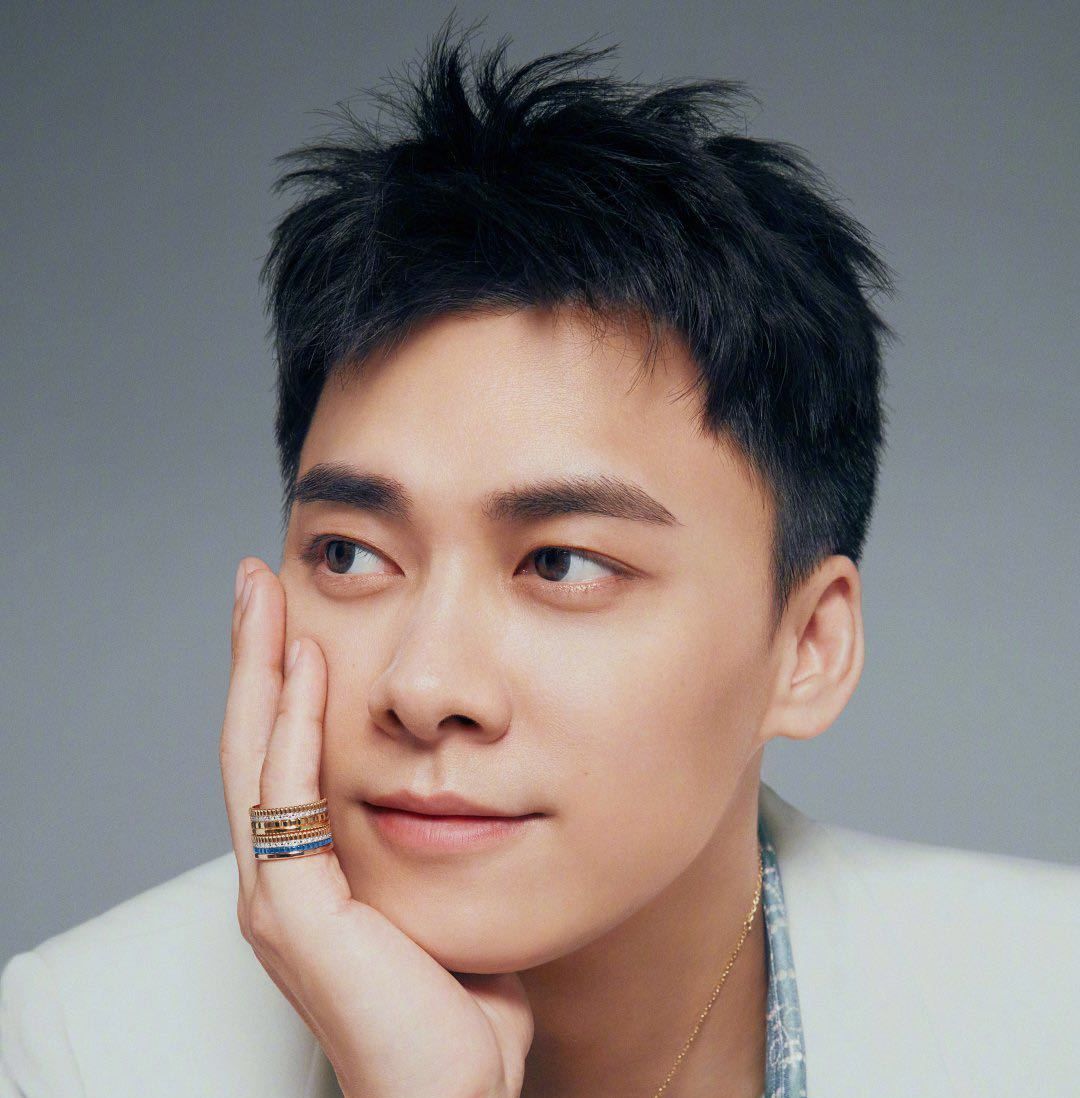 李易峰英伦写真大片,廓形西装,印花毛衣空气短发眼神深邃