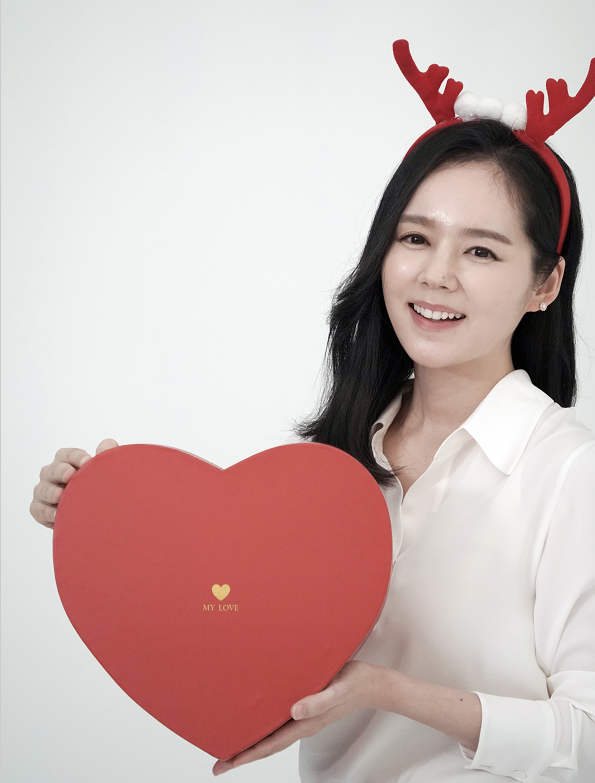 生完二胎之后的韩佳人首次正式出镜,依旧以童颜美貌和优雅示人!