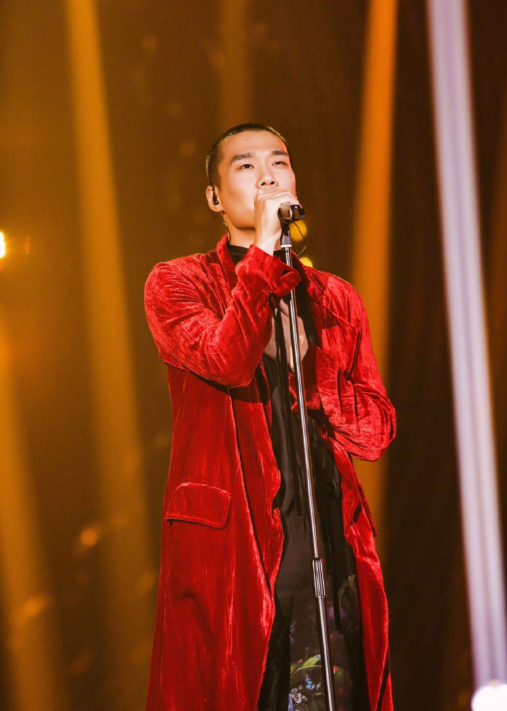 歌手:耿斯汉动情演绎虐心情歌,却被全部歌手奇袭,感觉很悲凉