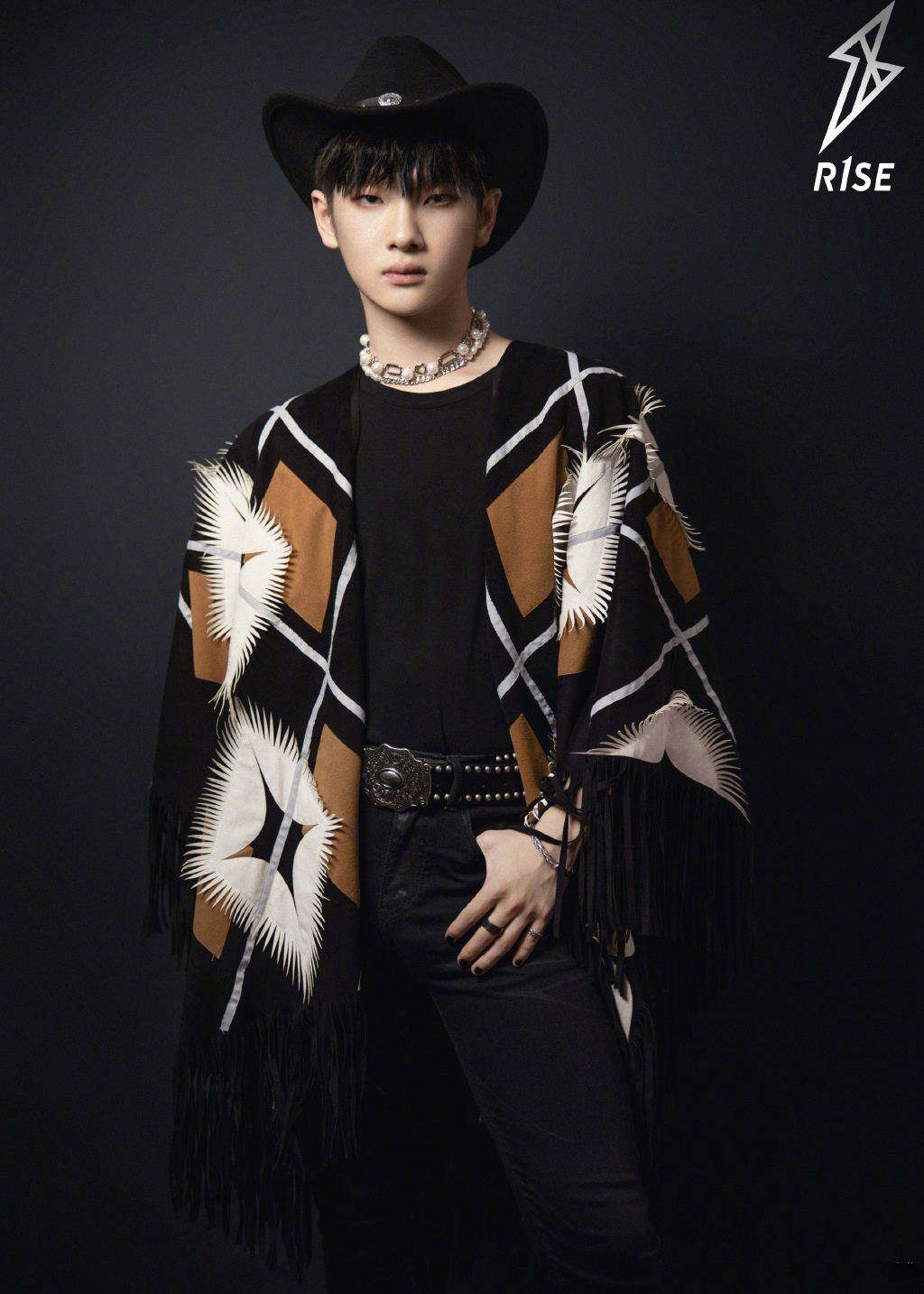 周震南身着经典撞色毛衣黑色牛仔帽,自由随性的穿搭