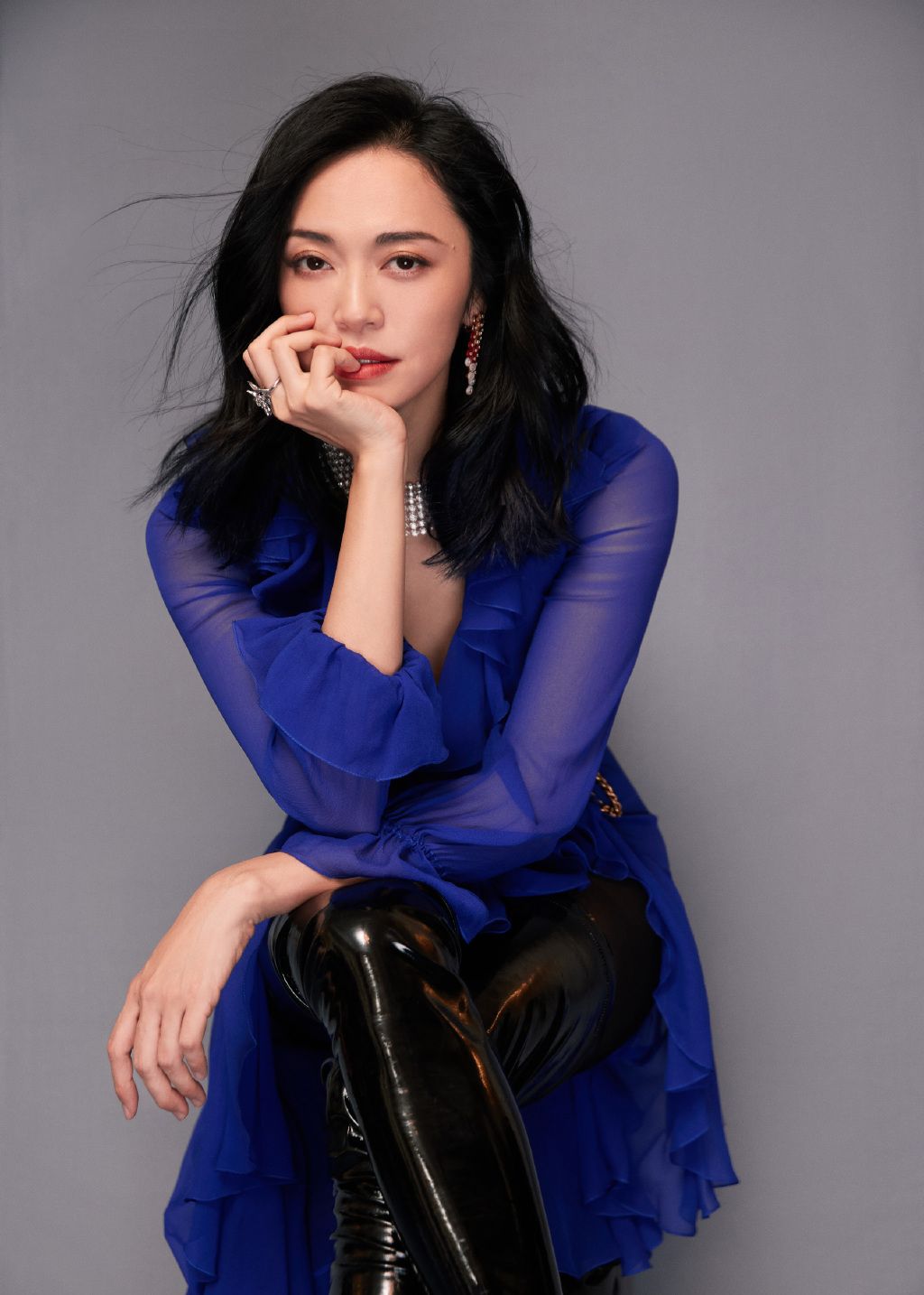 姚晨身穿紫色透视长裙和超长皮靴出席活动,状态很好,又飒又优雅_高清