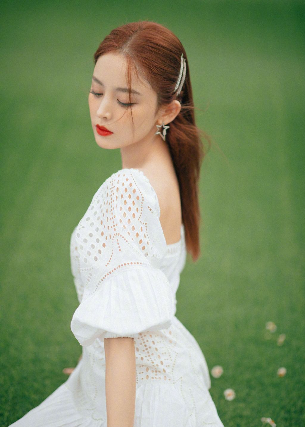 古力娜扎出席活动造型,初恋风镂空白短裙,有校花学姐那味儿了