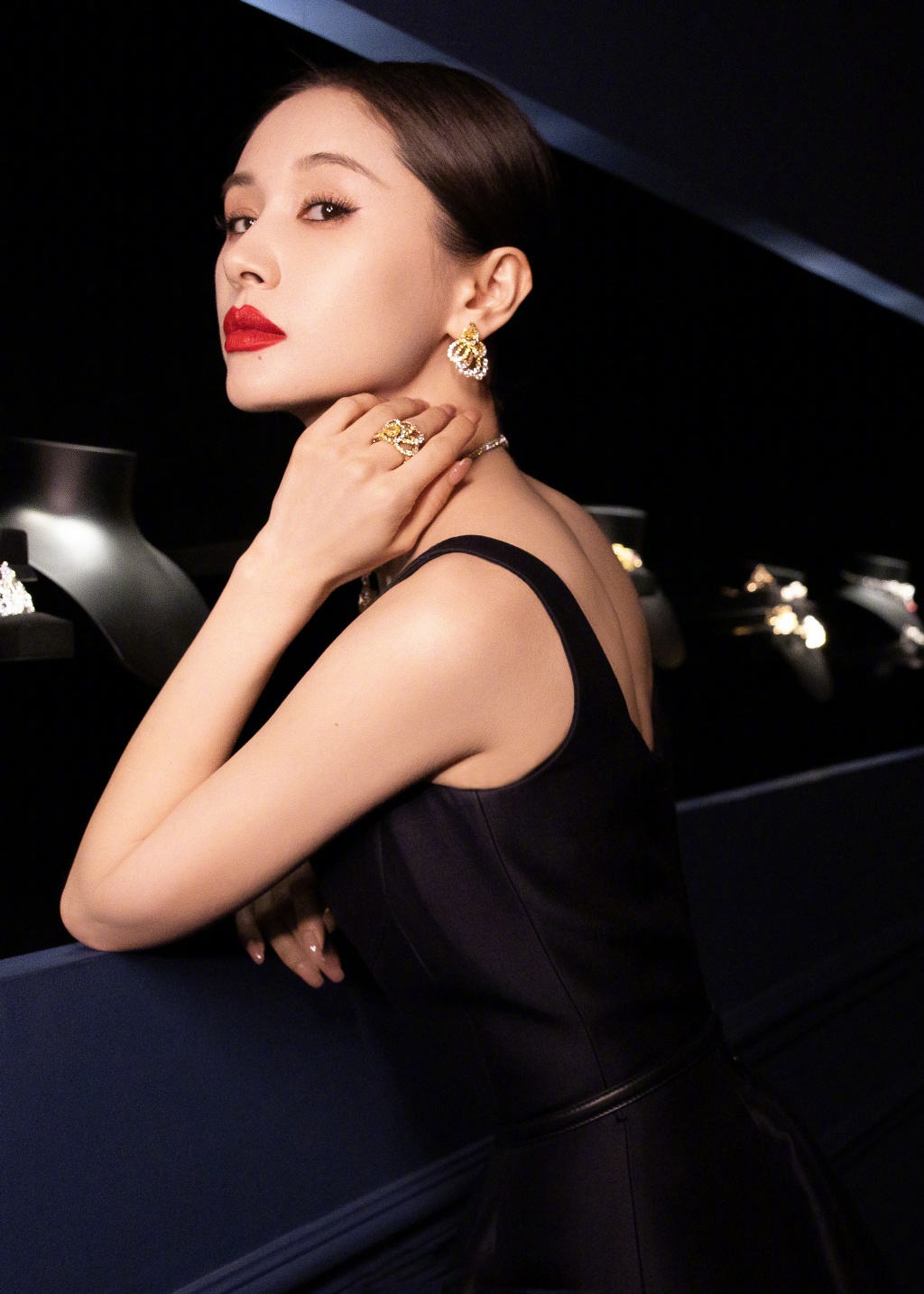 王子文身穿经典黑色束腰礼服群设计简约大气,利落干练中尽显优雅