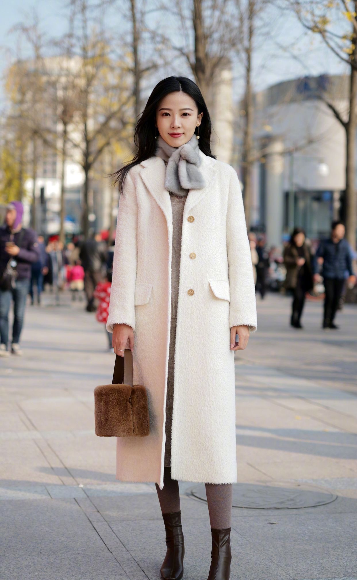 街拍白色系大衣真的太优雅了美妞们穿的太有气质了