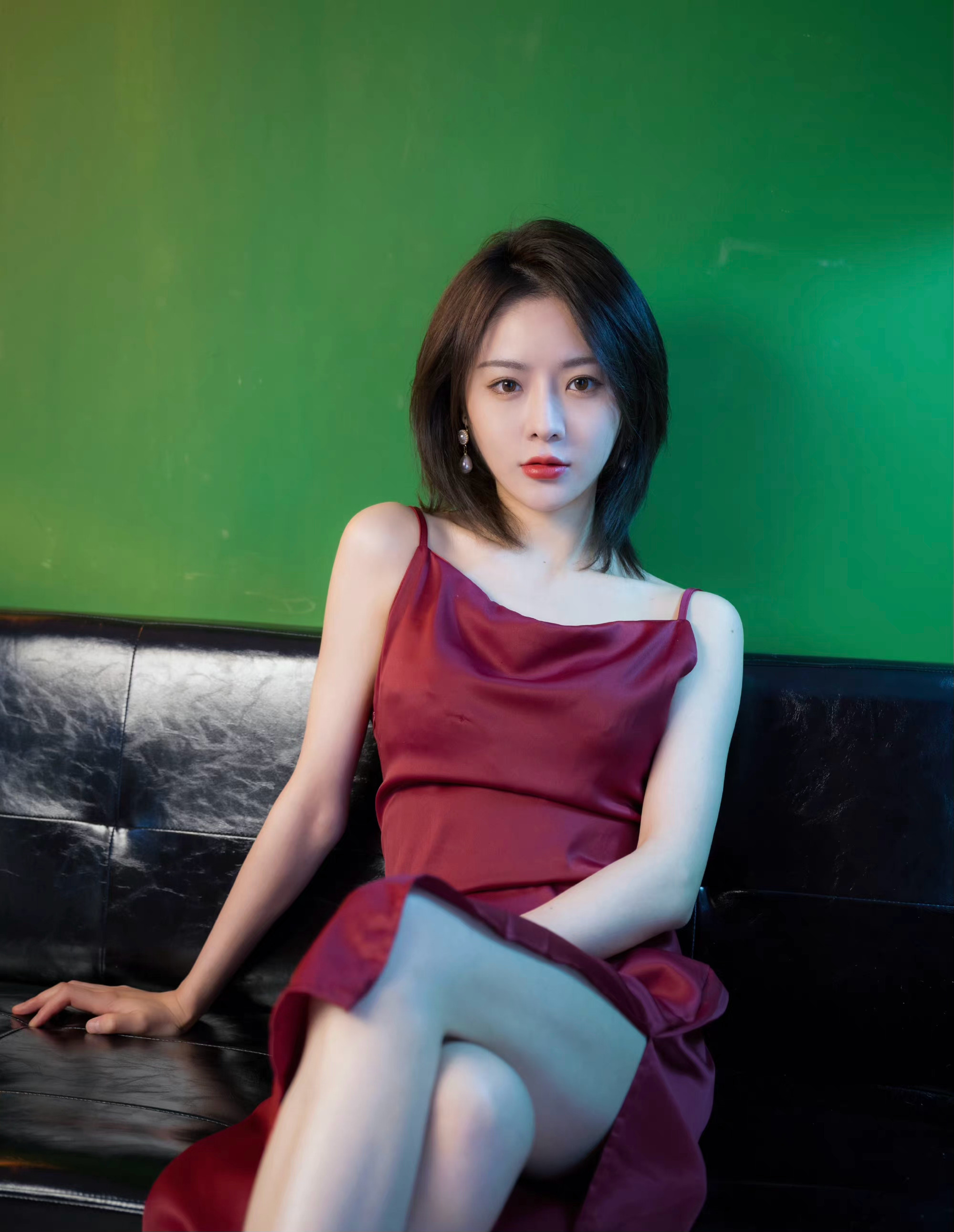 莫寒复古写真大片齐肩锁骨短发气质满分酒红色吊带连衣裙成熟