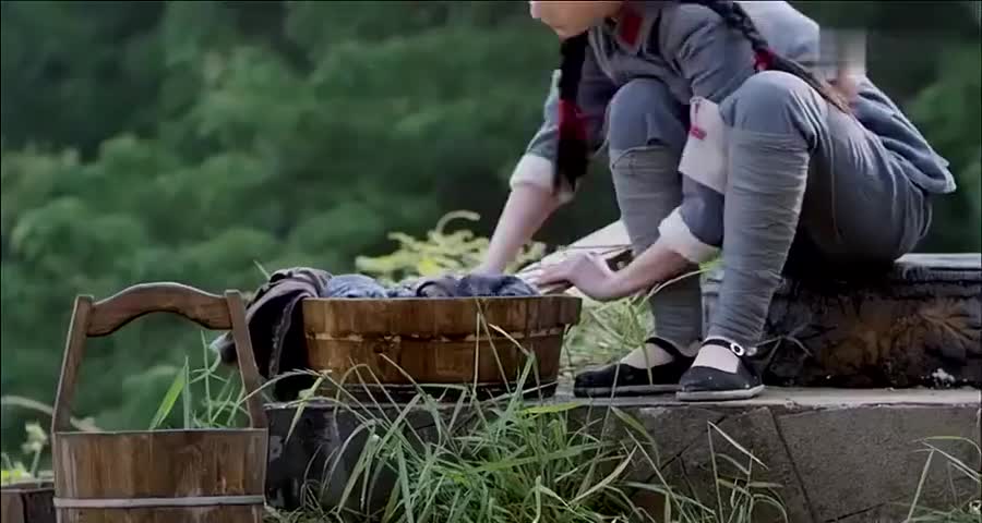 紫云部队里面洗衣服谁料却被丫鬟找告知关鹏和司令员吵架了