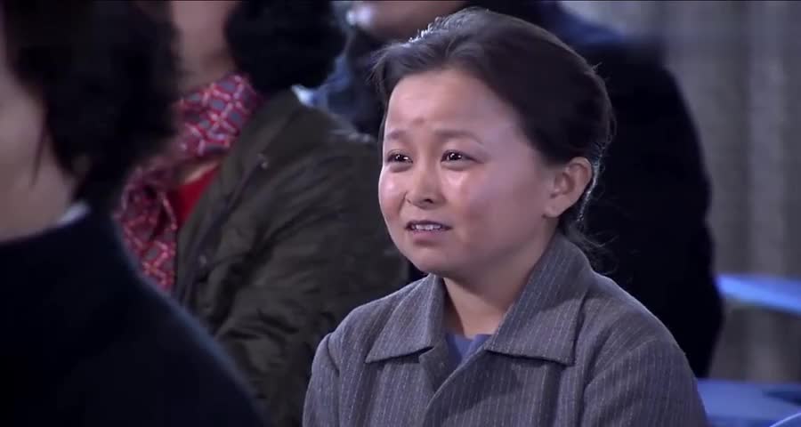 袖珍妈妈参加家长会,没想女儿竟租了个妈妈,刚一站起发言尴尬了