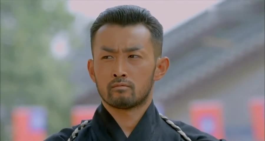 日本浪人挑衅武术大师大师只派个小徒弟分分钟完虐他