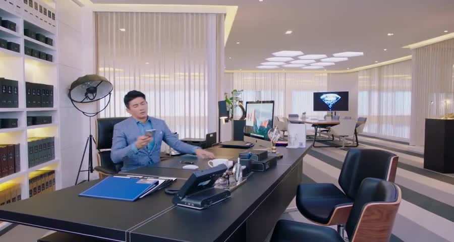 两个老板被叫到高尔夫球场谈生意一看就不是好对付的主