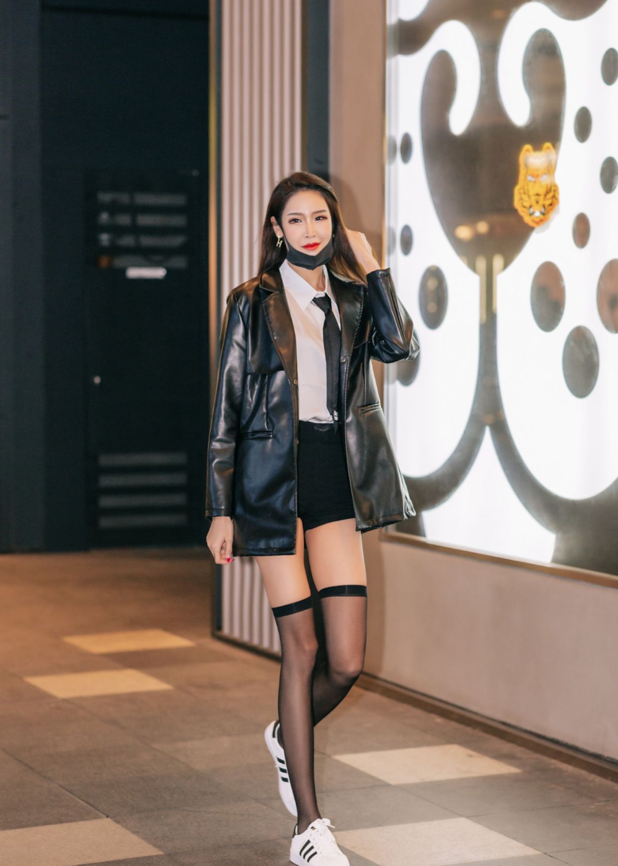 街拍:大冷天里穿各种黑色丝袜的小姐姐们,为了美丽真的太拼了!