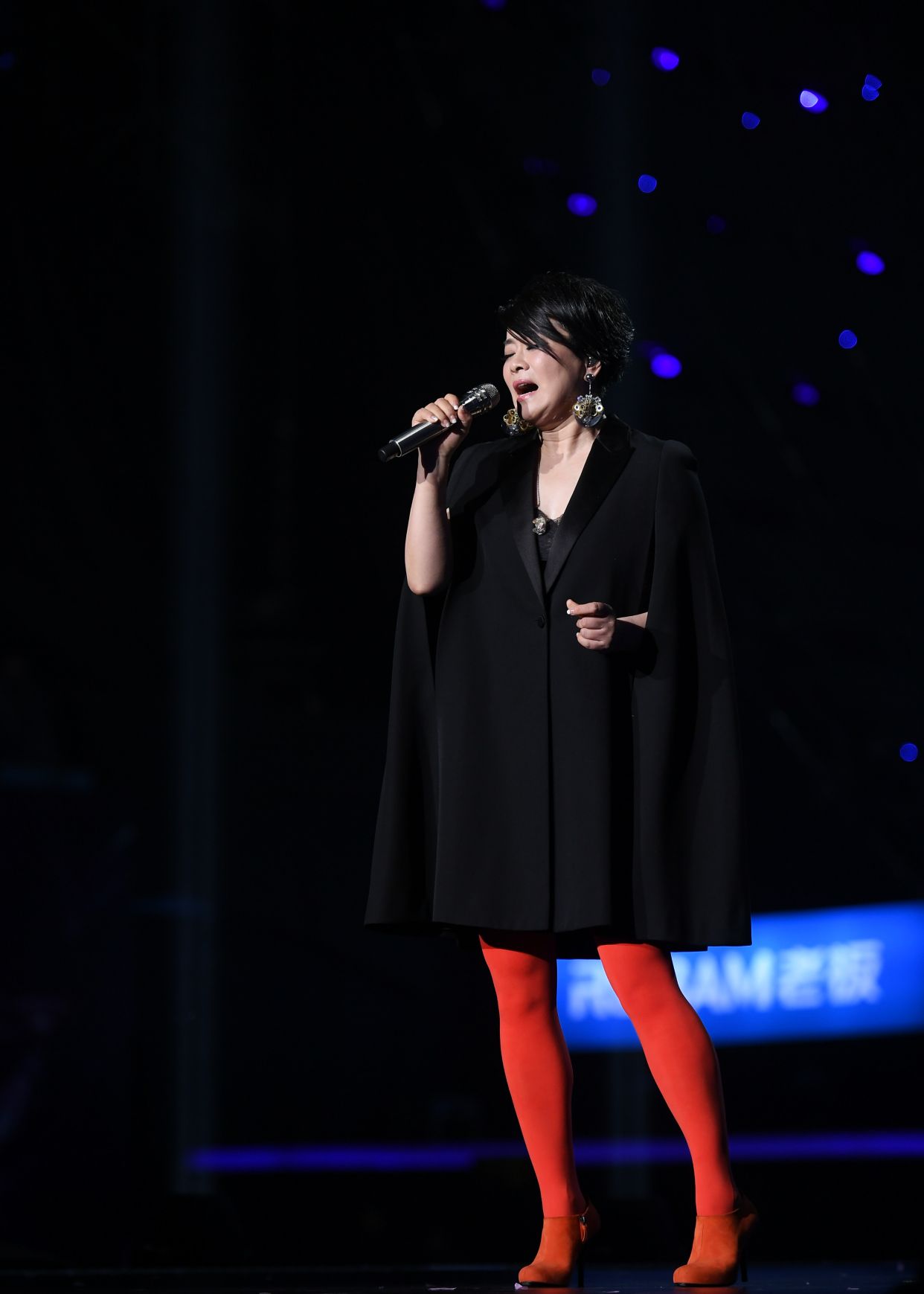 毛阿敏现身晚会现场,着红丝让人眼前一亮_高清图集_新浪网