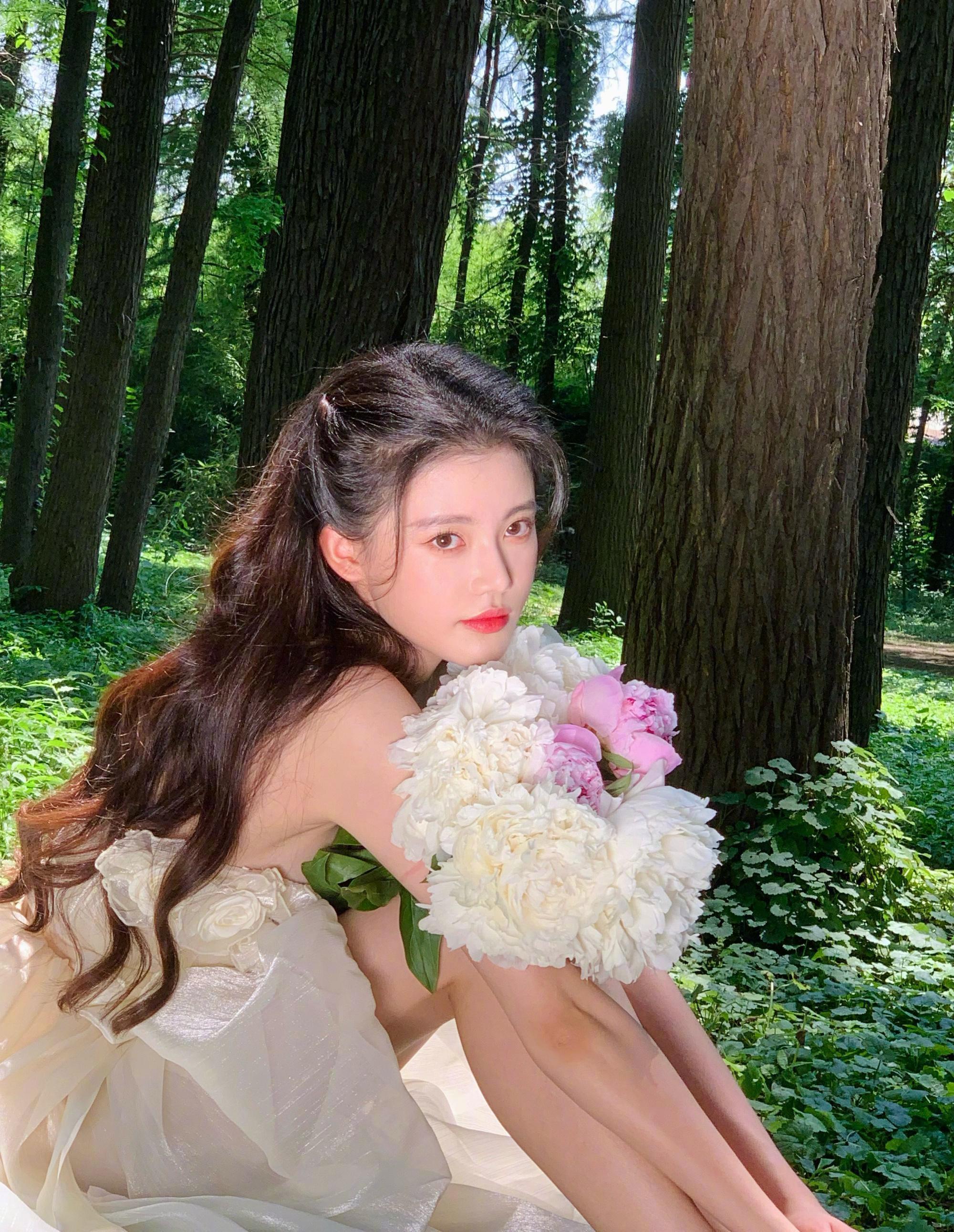 孙珍妮夏日花园写真身穿纯白公主长裙手捧花朵灵气逼人