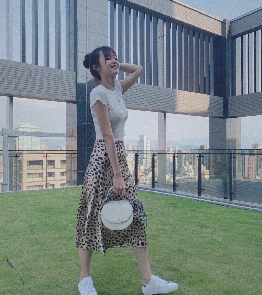 刘芳芸营业速度有点快,穿搭好好看的感觉!