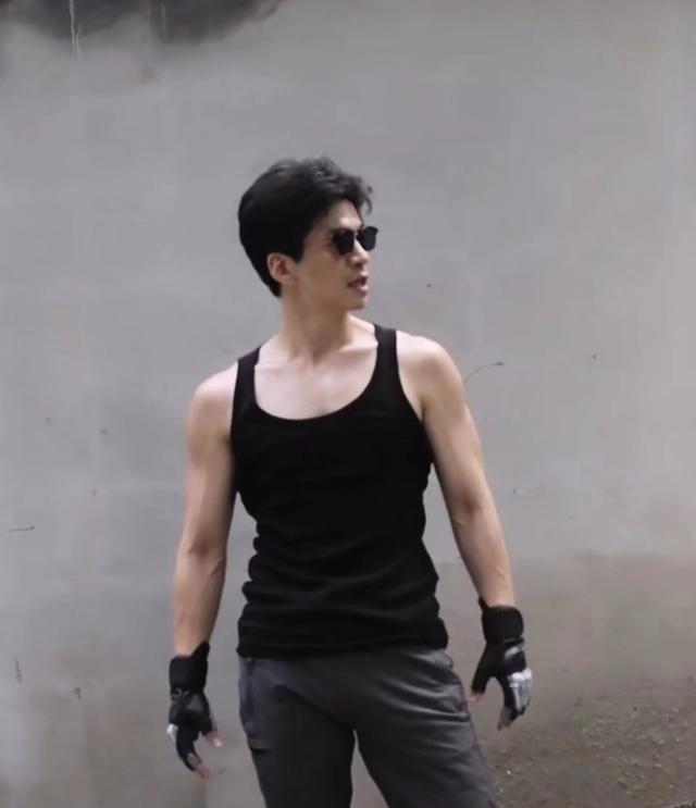 46岁李健晒健身视频温文尔雅是表象原来身材也这么好