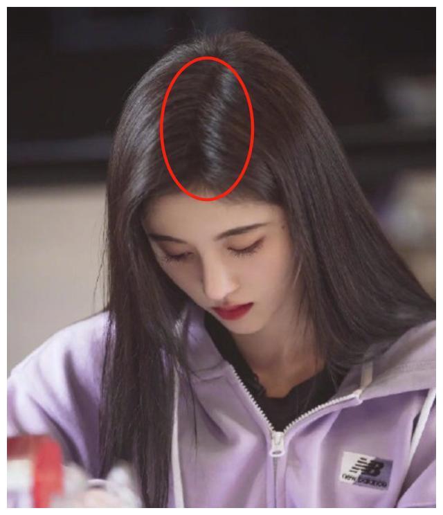 网友找到鞠婧祎头发没缝的方法,没植发没垫发片,大家误会她了!