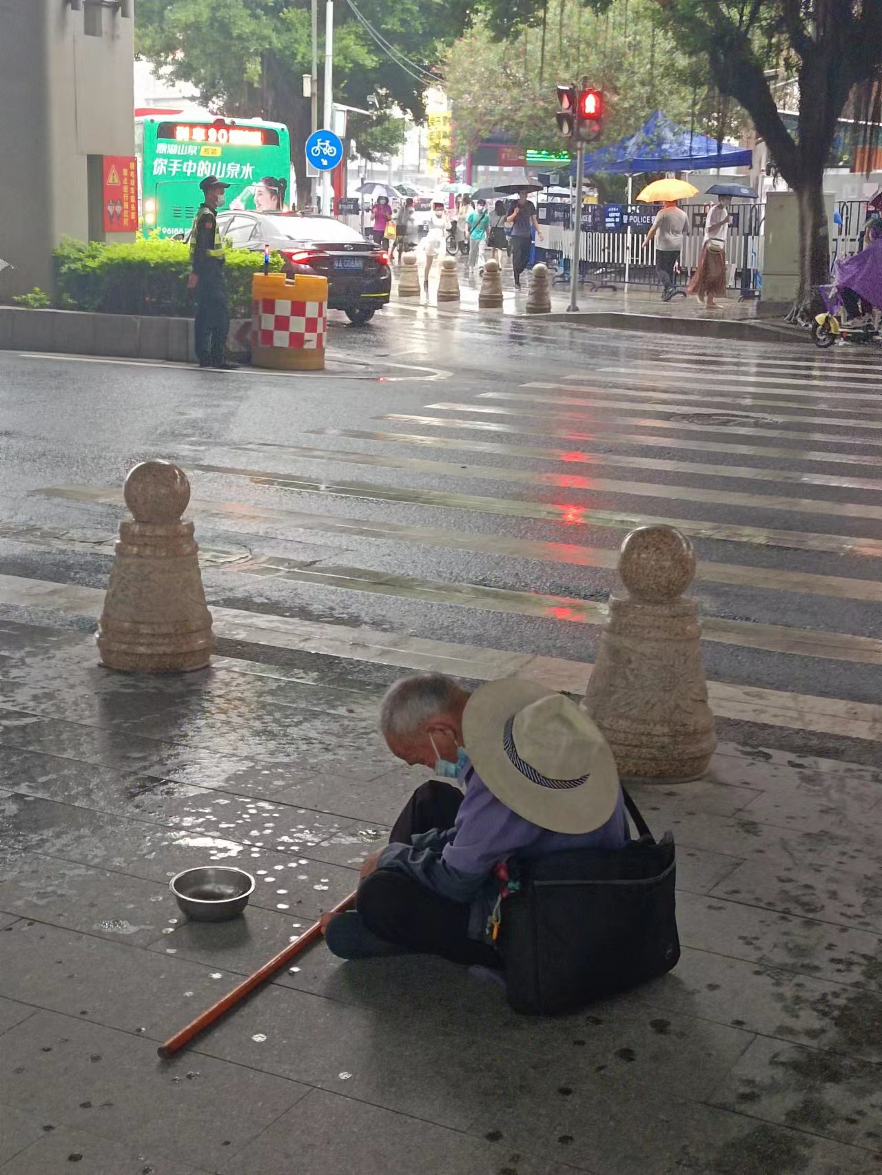 看世间万物,体会人间冷暖|乞讨者|世间|救助站_新浪新闻