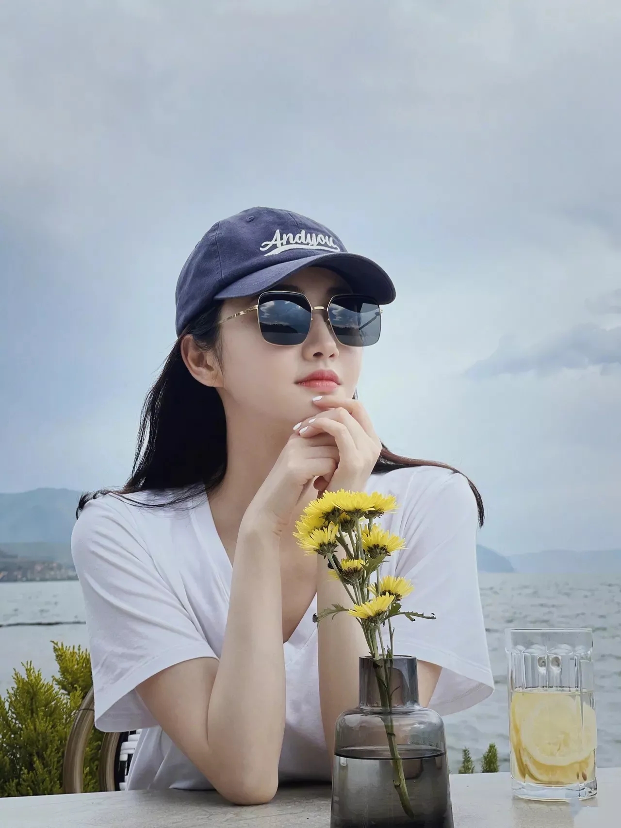 景甜身穿白色t恤搭配牛仔裤,头戴棒球帽,简单舒适的穿搭
