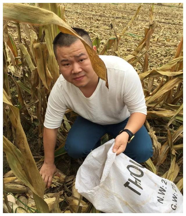 岳云鹏亲弟弟哥哥为他盖房娶媳妇他在老家种地当农民生活平淡