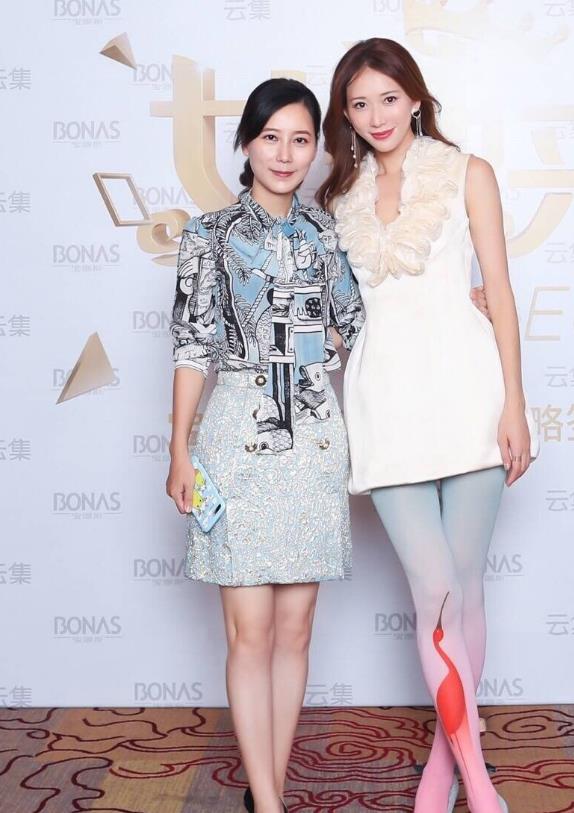 林志玲穿出仙鹤腿无袖连衣短裙配特色丝袜亮相美得太出众