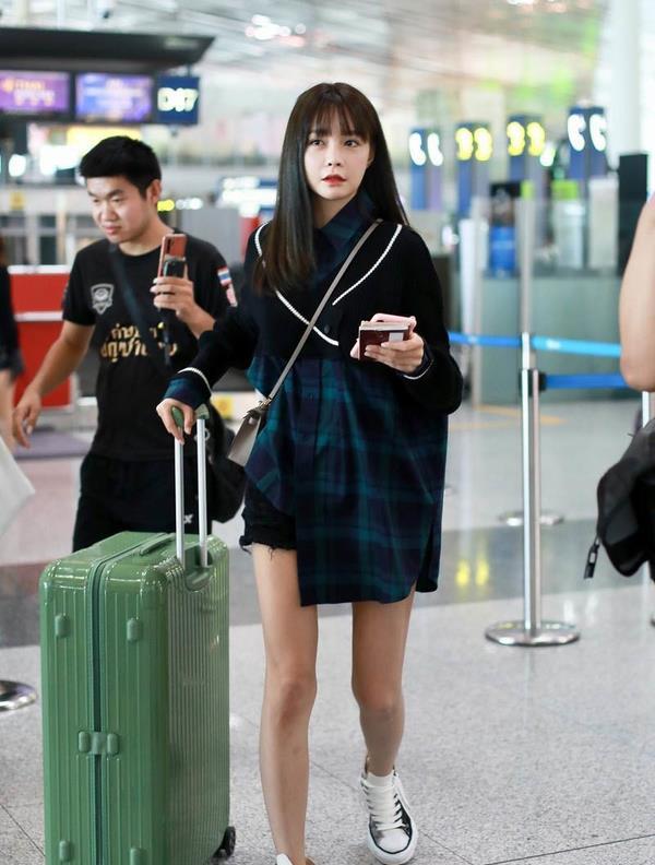 沈梦辰穿加绒牛仔外套实力保暖短裤配马丁靴秀美腿不嫌冷