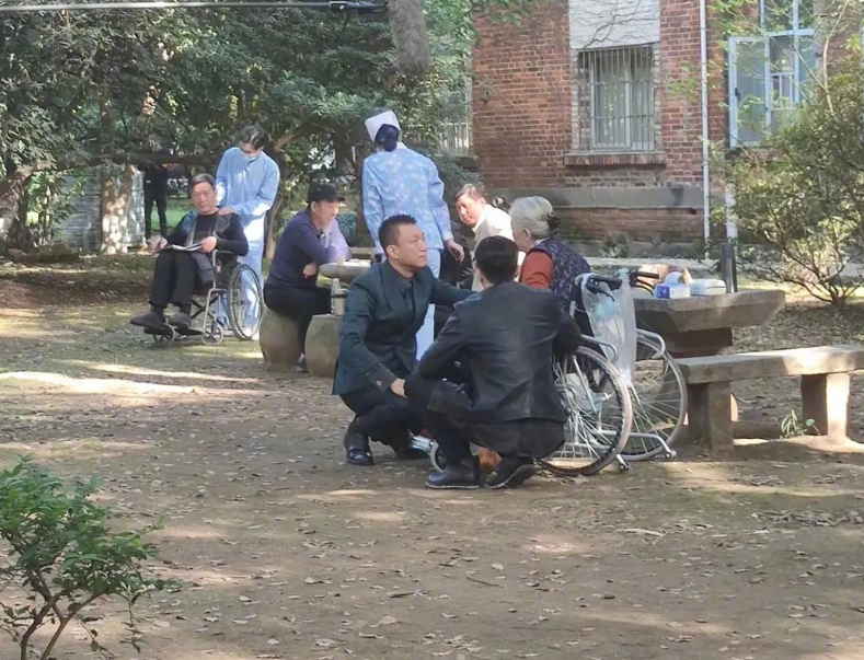 《扫黑风暴》路透,张艺兴被拍成五短身材,孙红雷大哥范实力抢镜