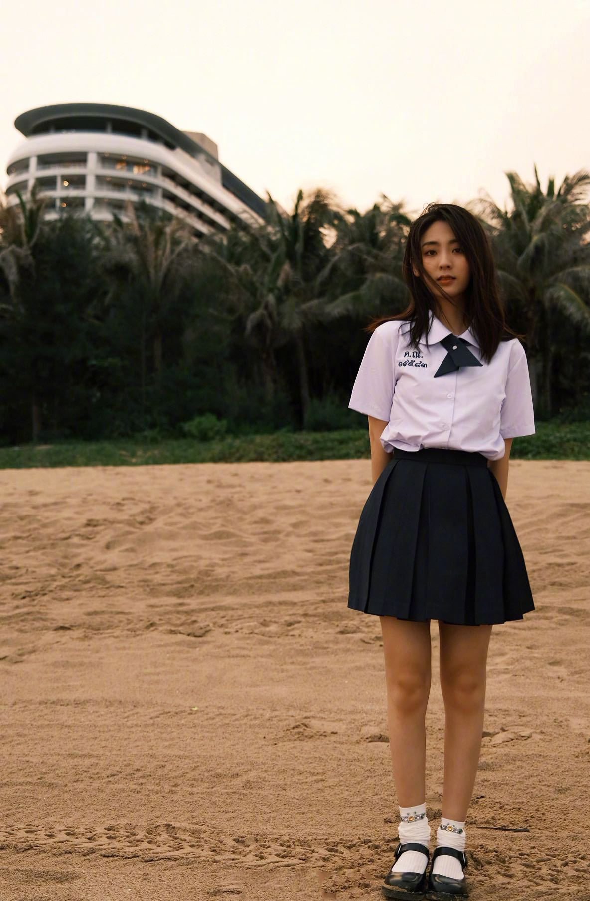 邢菲这组海边照片青春感十足.蓝天白云下的沙滩上,风吹过长发