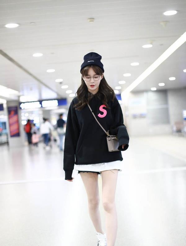 沈梦辰穿加绒牛仔外套实力保暖短裤配马丁靴秀美腿不嫌冷