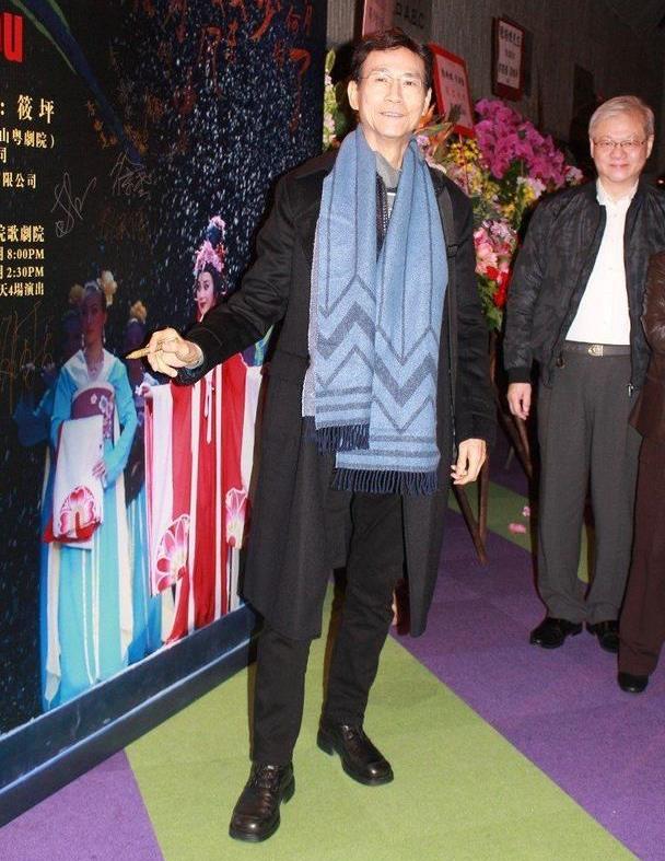 郑少秋穿"英伦范风衣"真潇洒,外搭蓝围巾内敛高贵,老了更时髦