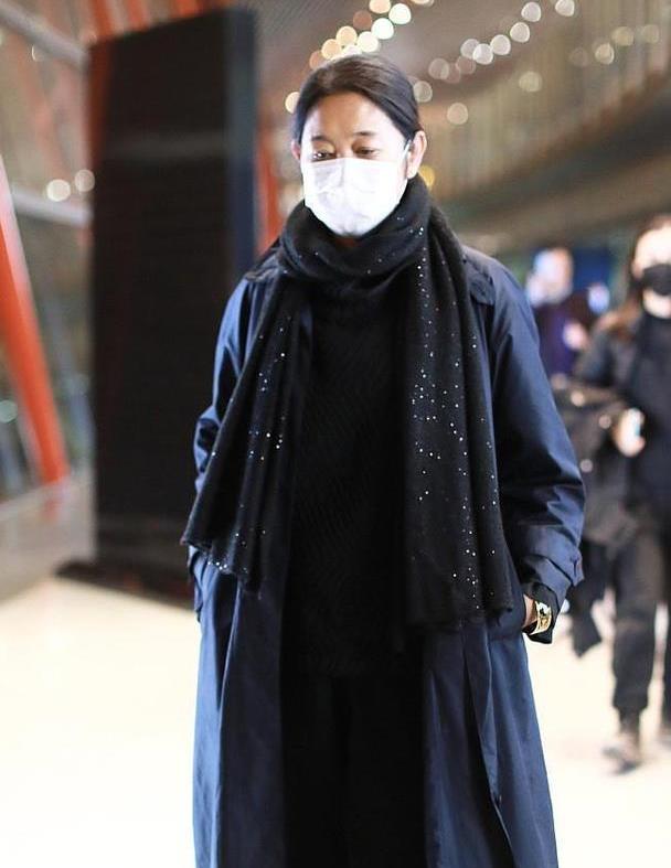 倪萍引领大妈时尚，穿长款风衣配围巾走机场，学着穿摆脱大妈感