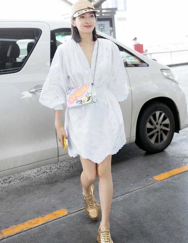 谢娜机场又现佛系穿搭,超肥大条纹拼接连衣裙,配土味凉鞋特潇洒