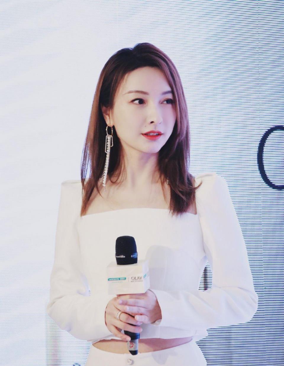 吴昕作为时尚达人,37岁依旧拥有完美纤细身型,如今在广州参加活动时