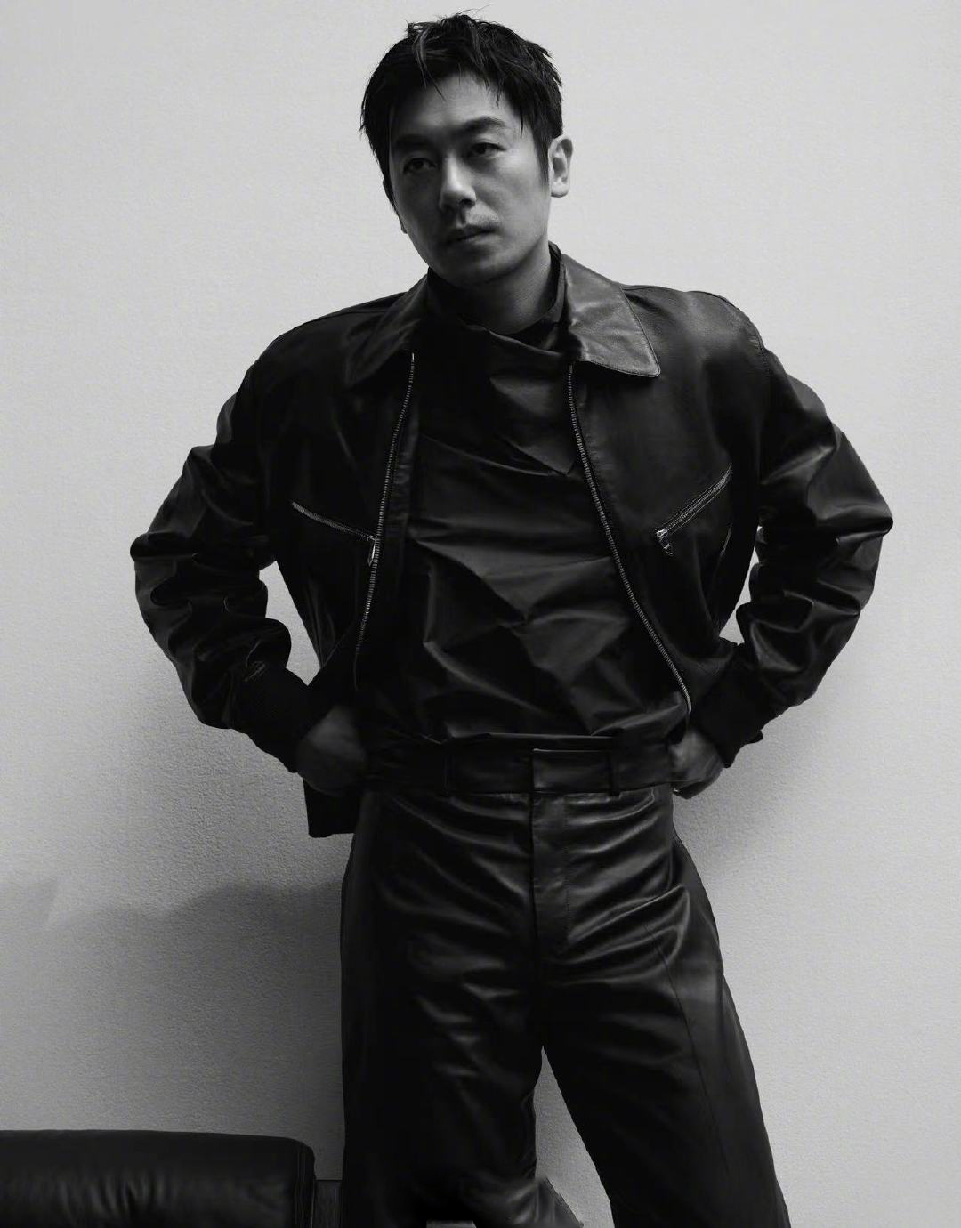 朱亚文以一系列allblack早秋穿搭迎接秋意短款皮艺黑色大衣