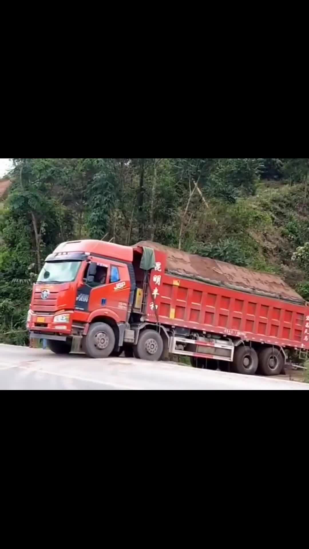 重载大货车司机开的就是技术和胆量