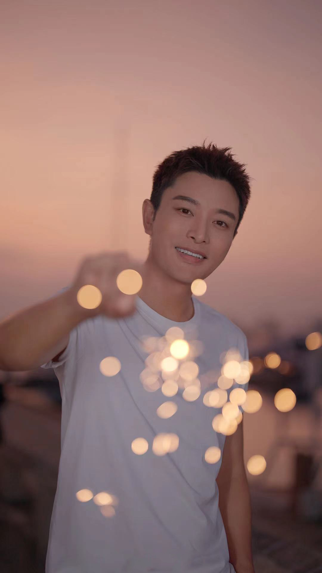 贾乃亮刚刚发布的一组照片氛围感属实是拿捏了