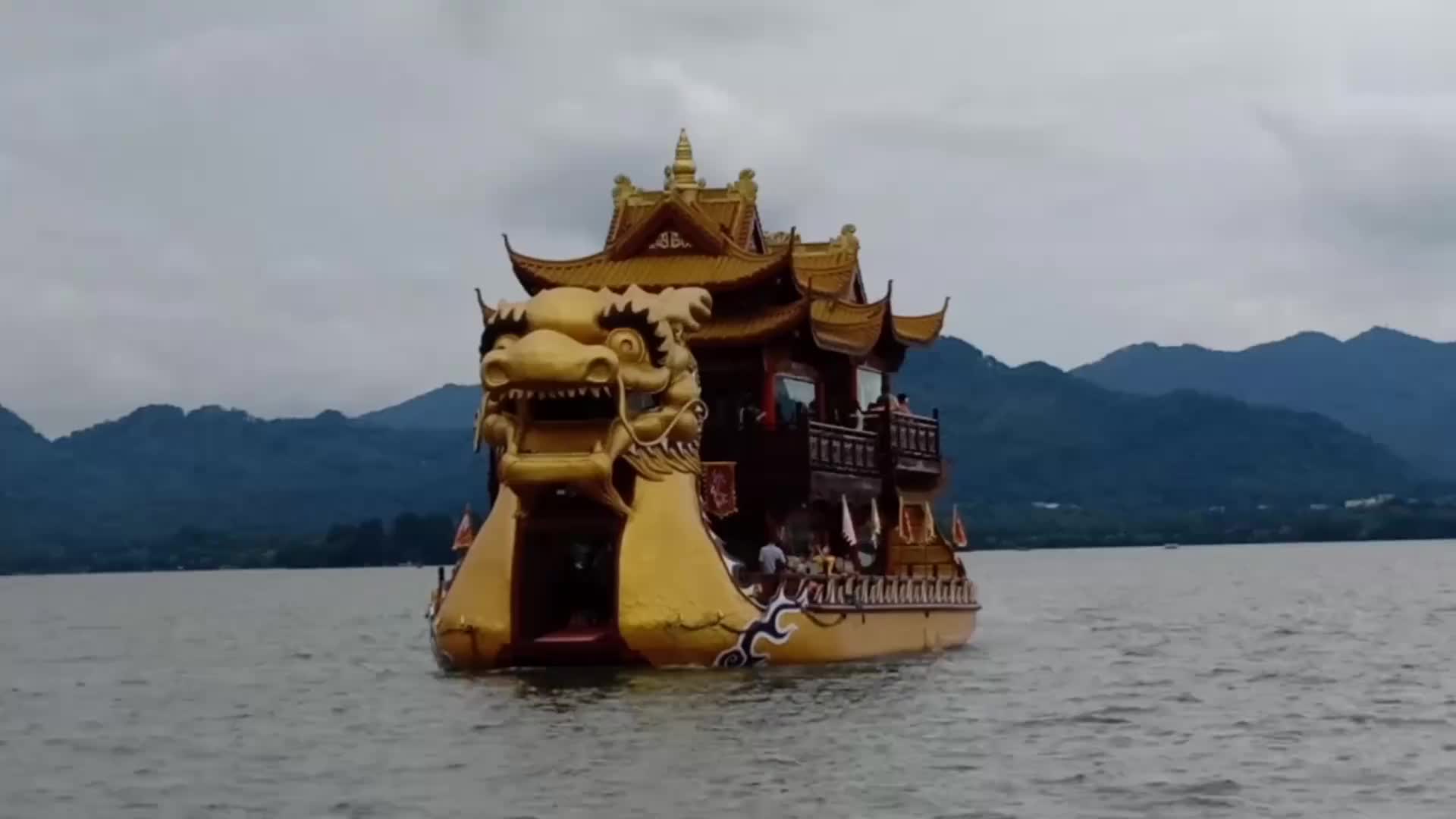 大龙船来了,西湖的美-远山近水亭台楼阁龙船,让人流连忘返_新浪新闻