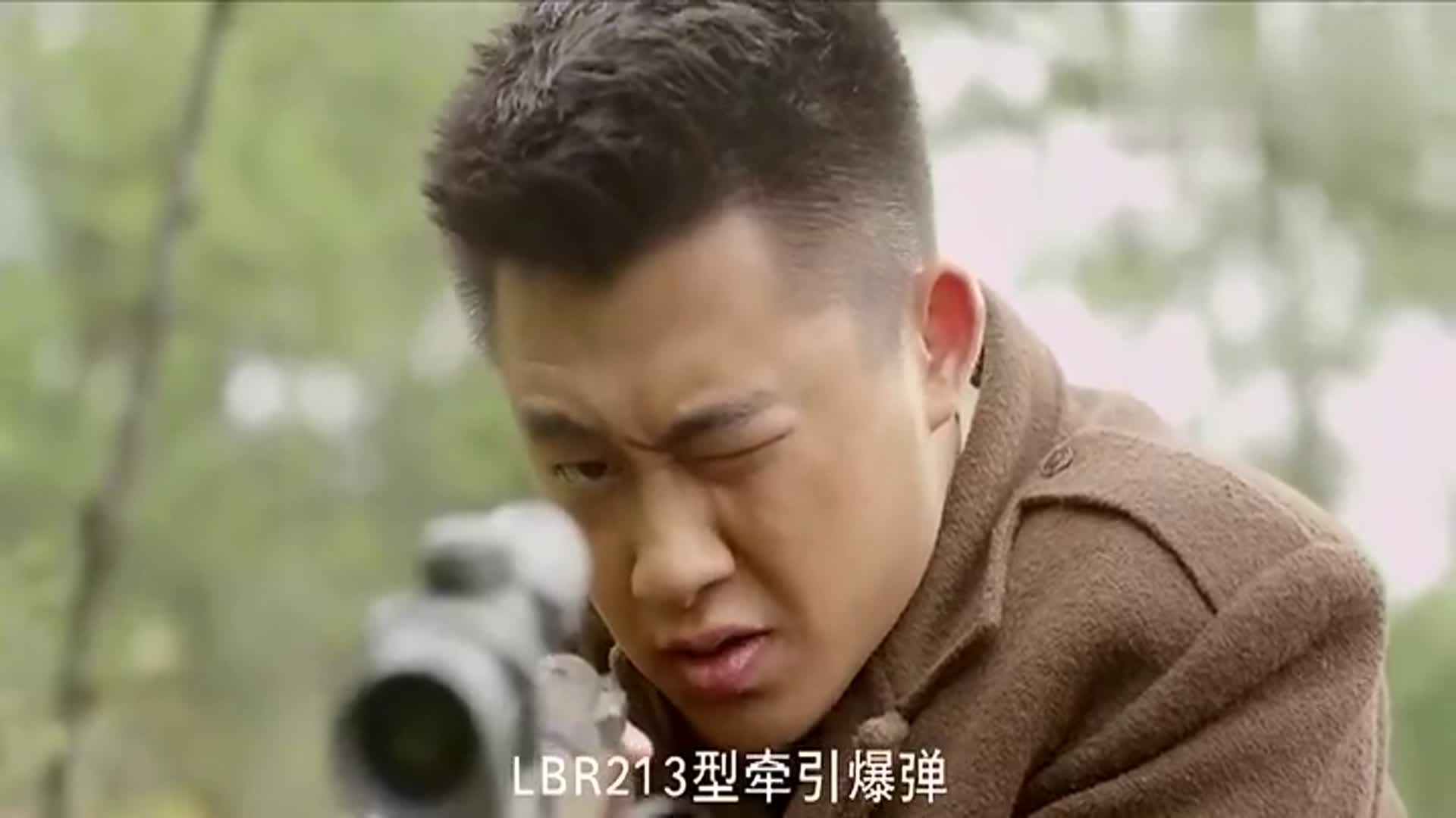 侠探高飞敌人怕高飞逃走在他腿上绑炸弹不料两女打断引线