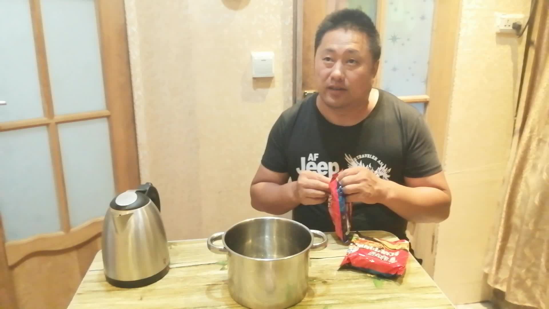 晚上11点了,两包泡面,几瓣大蒜,农村大哥吐噜的太馋人