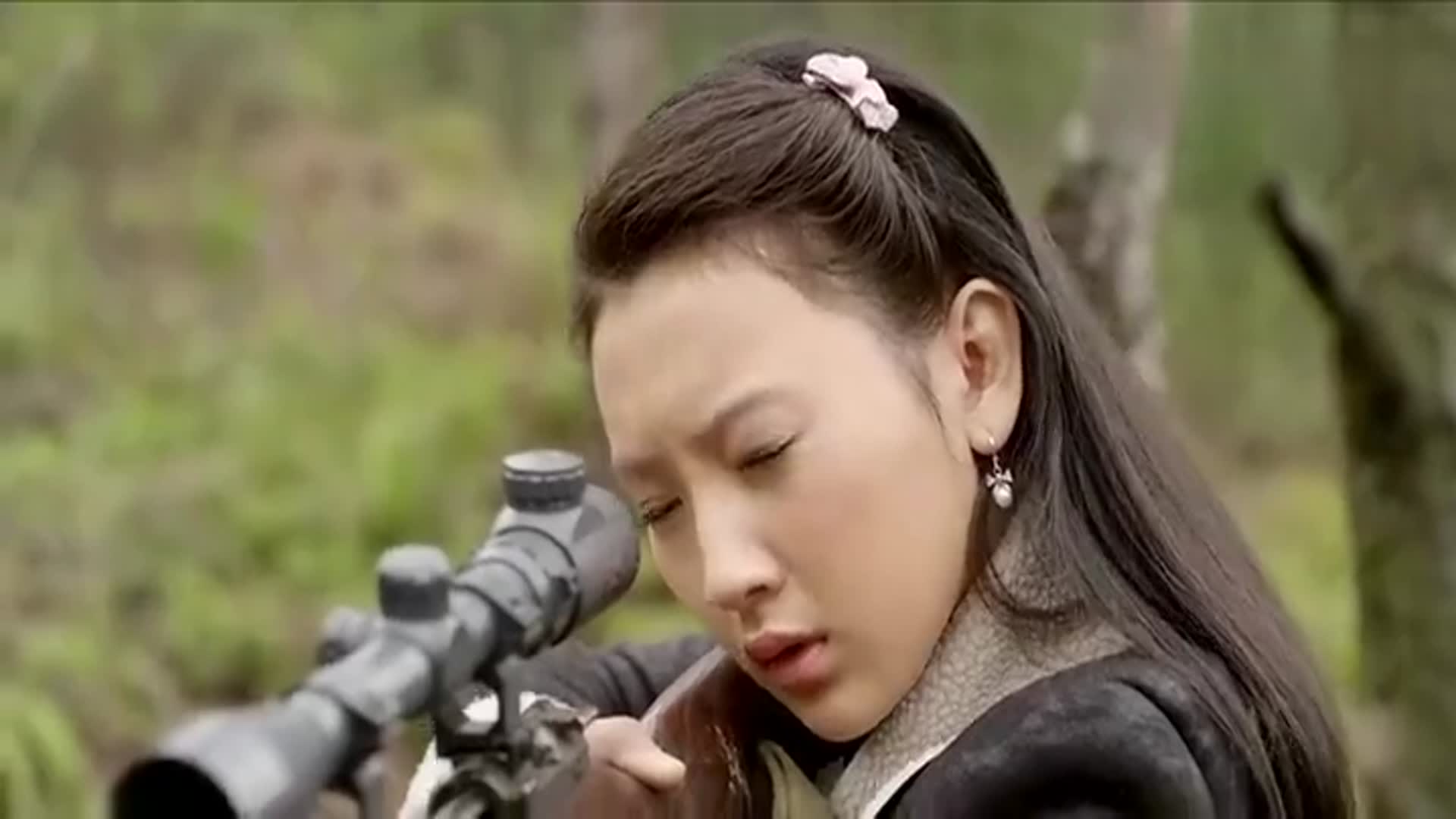 侠探高飞敌人怕高飞逃走在他腿上绑炸弹不料两女打断引线