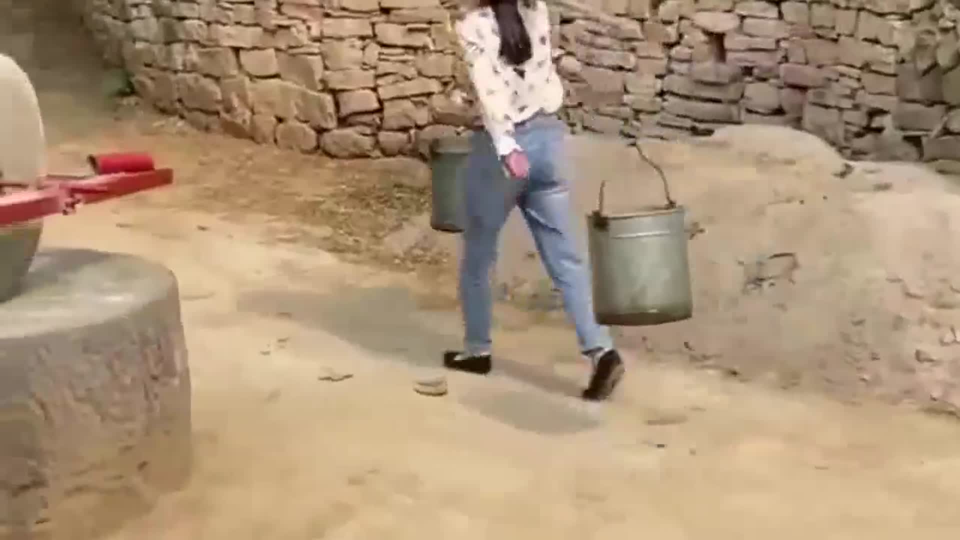 农村还要这样挑水吗,不可思议!