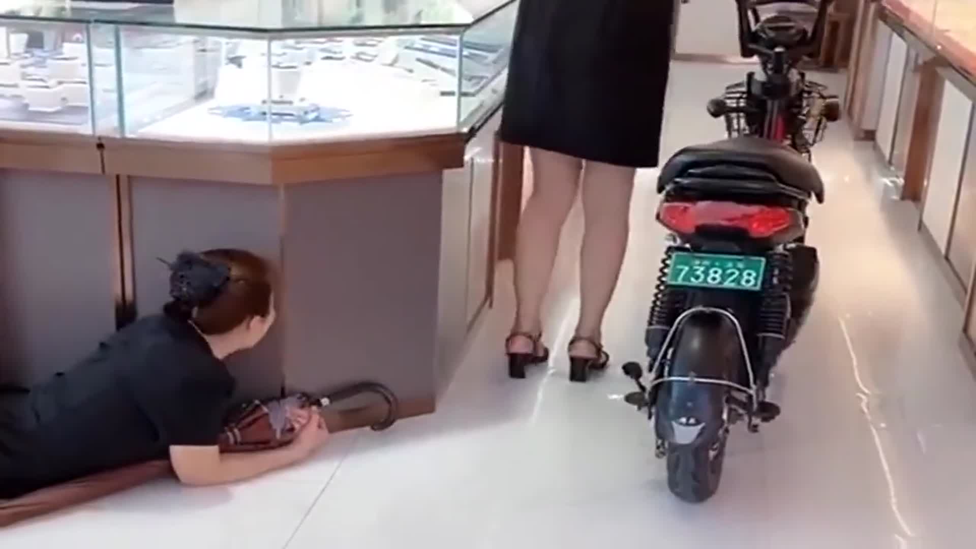 同事骑电动车,被美女恶搞,真是太有才了!