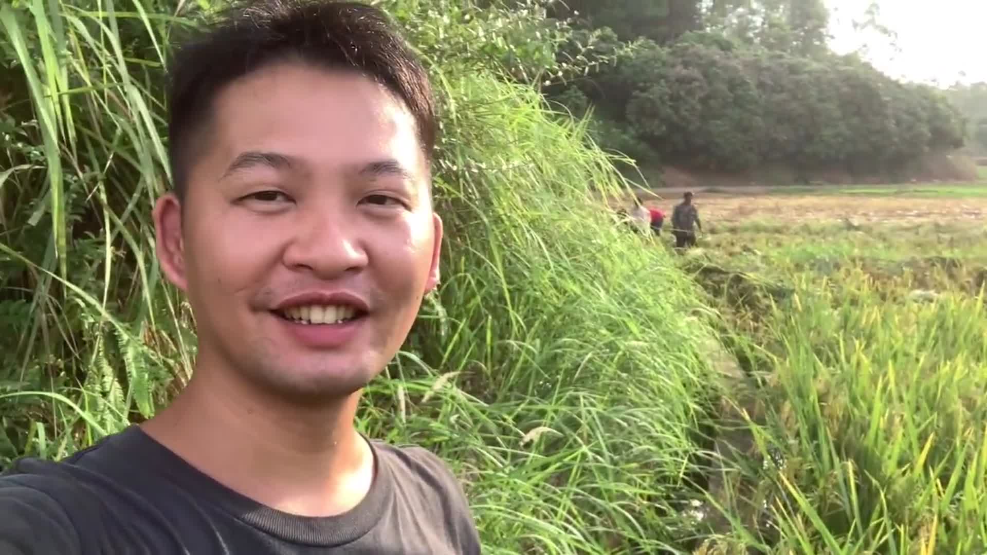 农村男子偶遇两个美女,鼓起勇气去搭讪美女,会成功约到美女吗