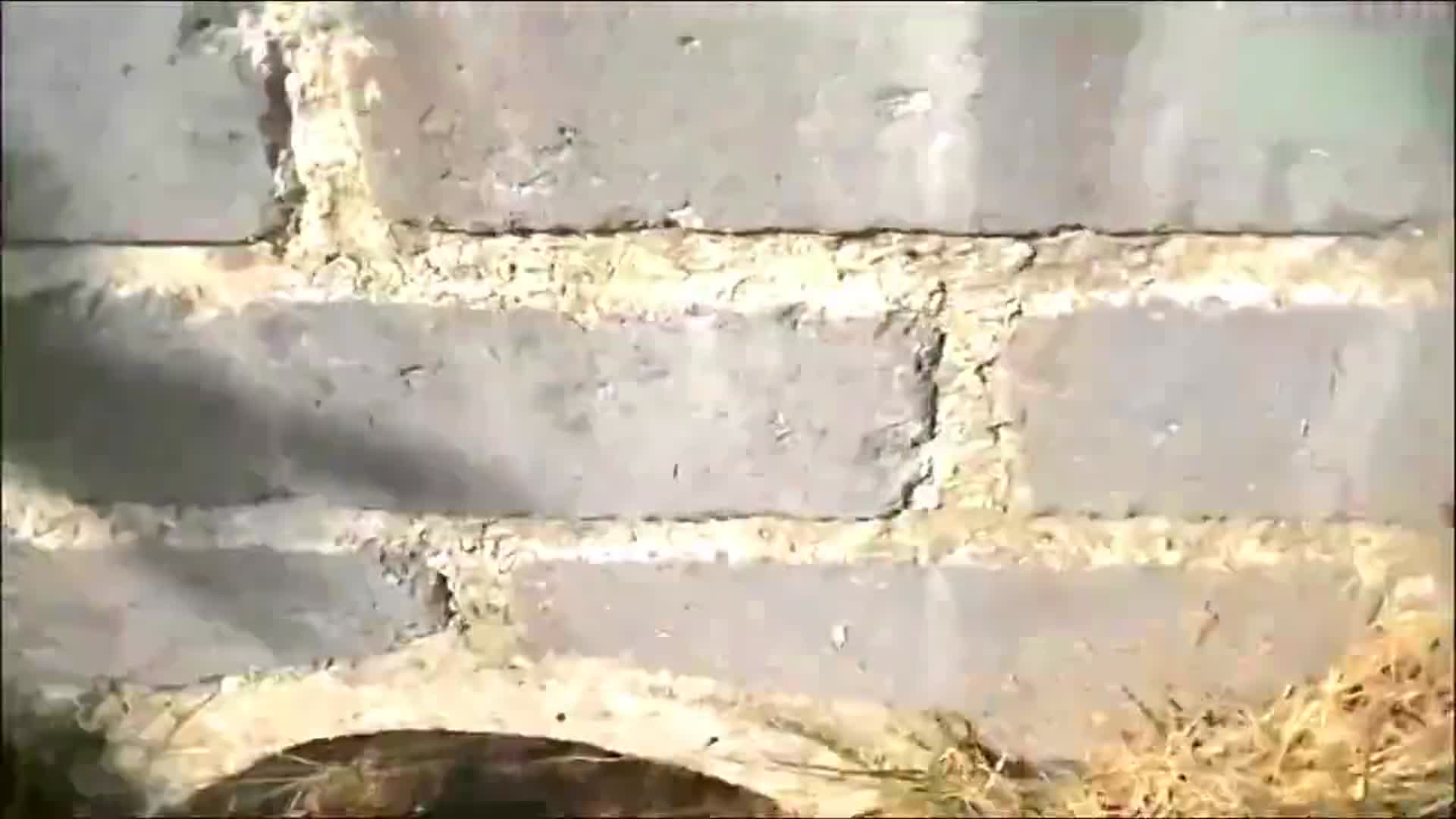 马路上有一处下陷，看<a href=