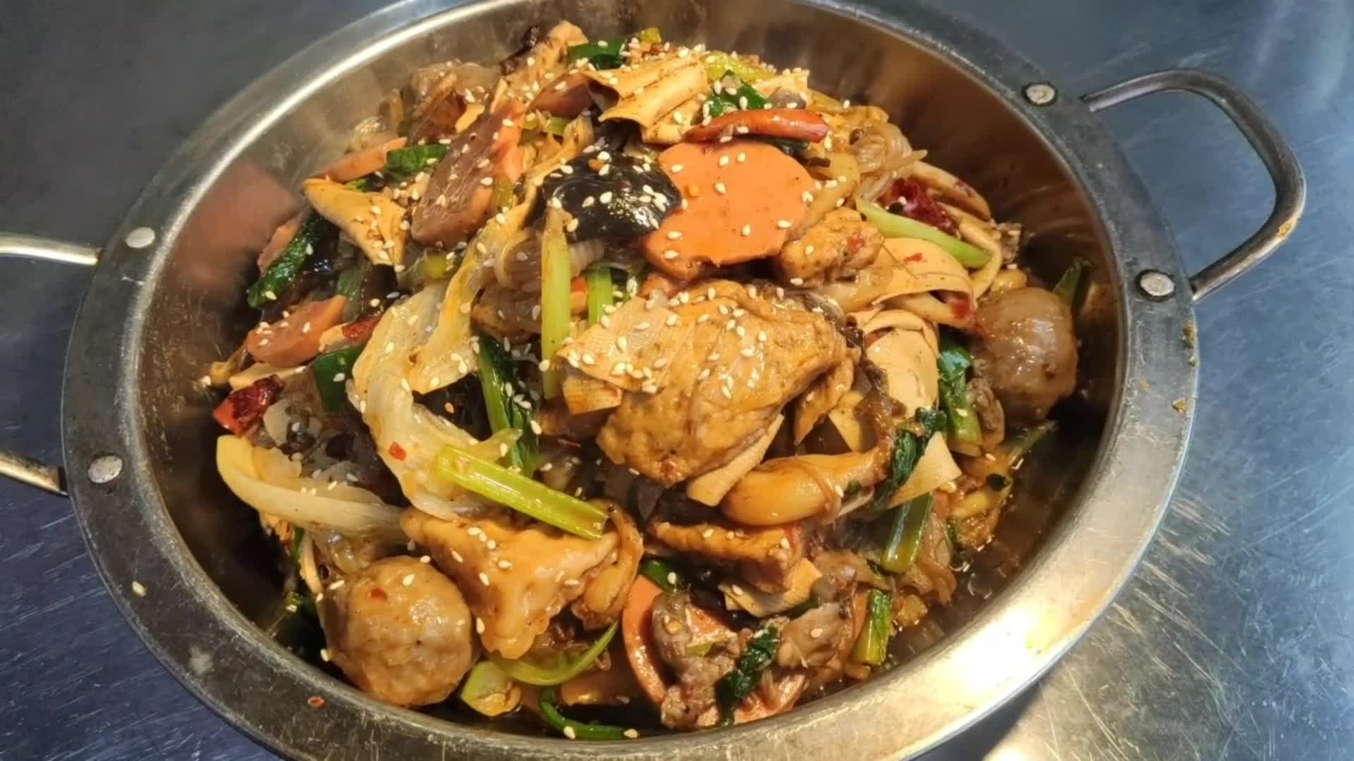 厨师教你做,麻辣香锅,开胃又下酒,来上一锅不够吃,啤酒喝一件